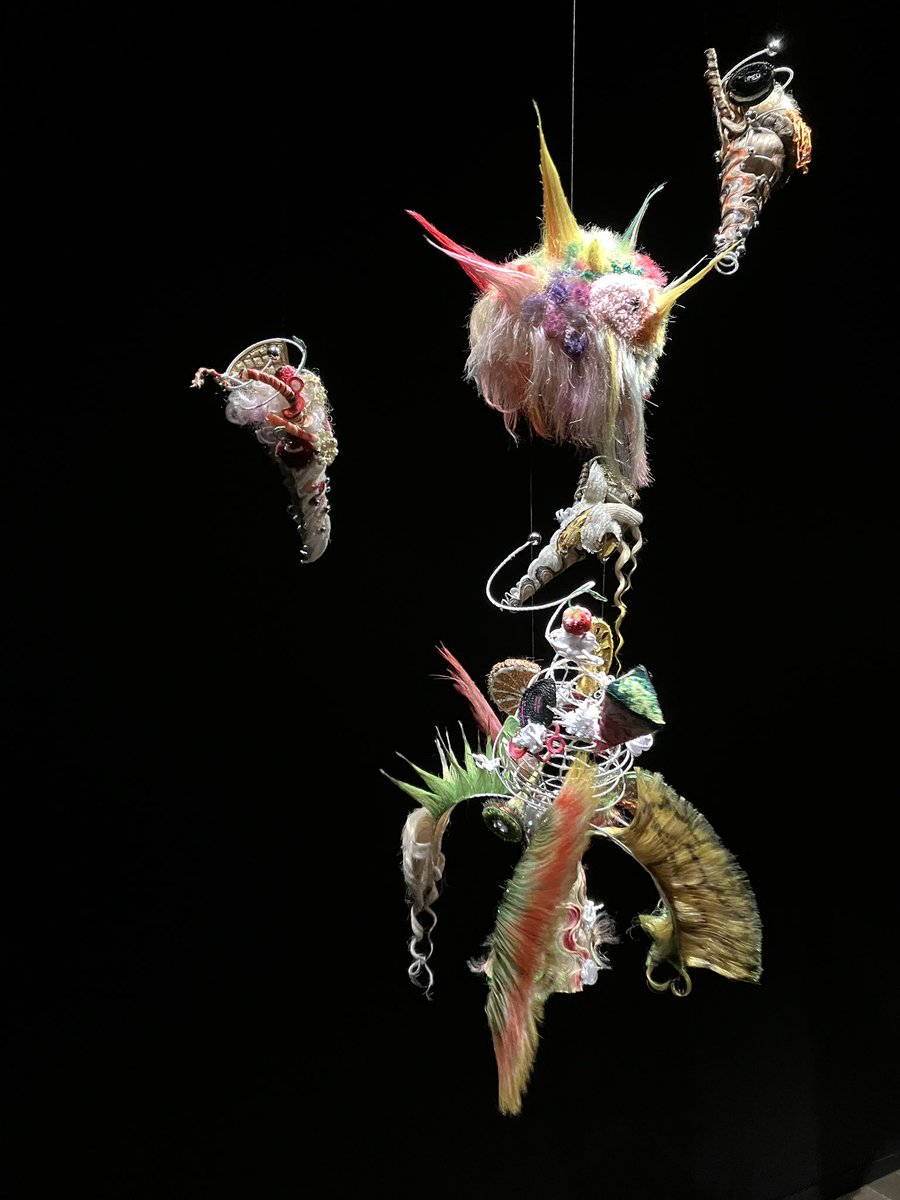 tammycafe's tweet photo. CHANEL未知なるクリエイション展、見応えありました。
あのカメリアが一枚の布から作られる工程、日と仏の職人さんの共同作業の数寄屋造の間、芸術作品のウイッグ…
一流職人さんの手仕事、美しすぎました。 https://t.co/FHPYii8pOn