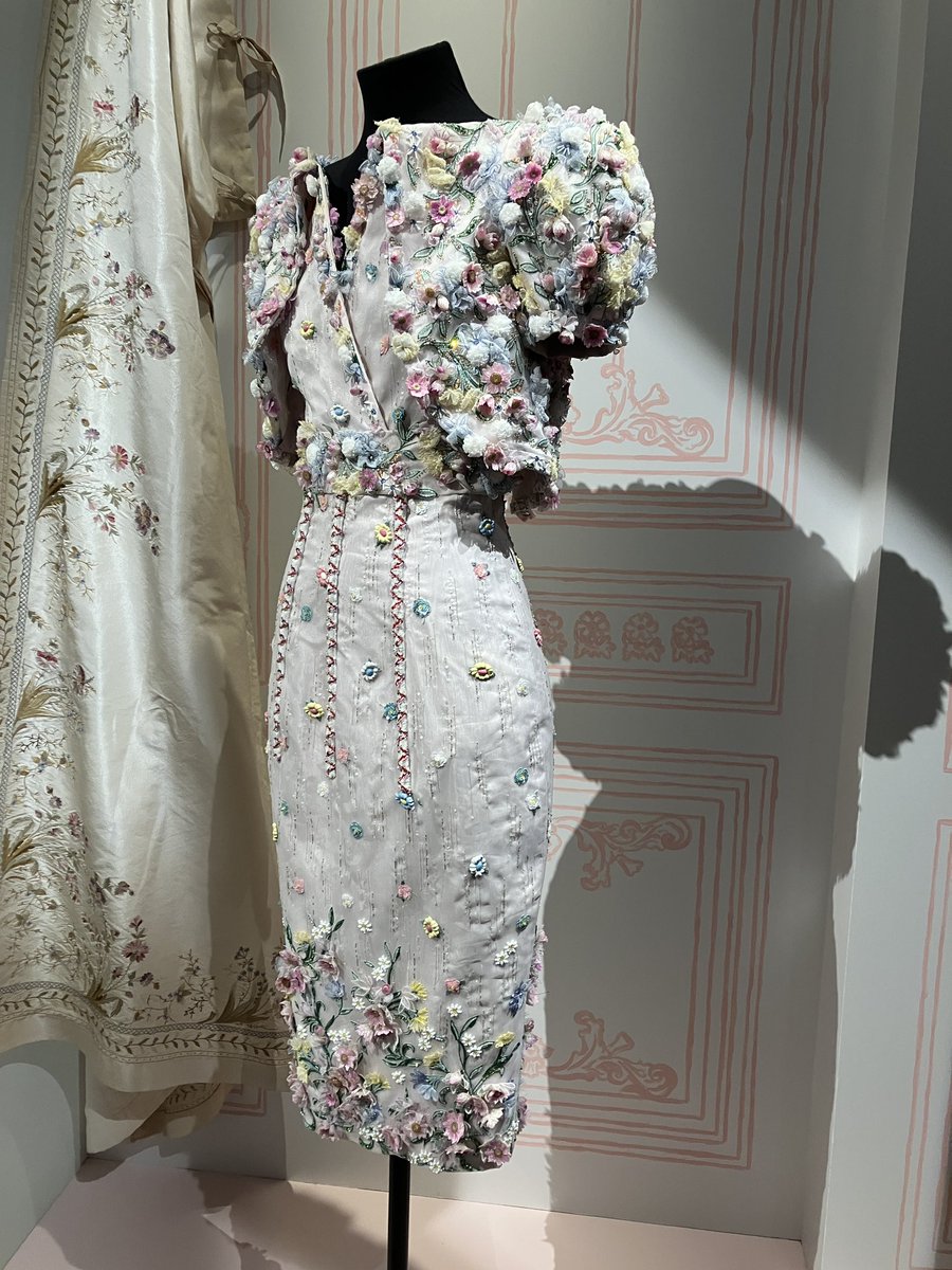 tammycafe's tweet photo. CHANEL未知なるクリエイション展、見応えありました。
あのカメリアが一枚の布から作られる工程、日と仏の職人さんの共同作業の数寄屋造の間、芸術作品のウイッグ…
一流職人さんの手仕事、美しすぎました。 https://t.co/FHPYii8pOn