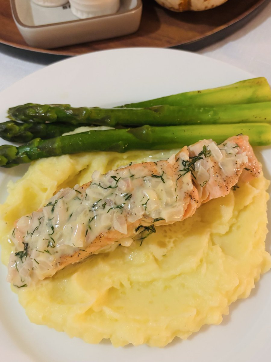 SChef330's tweet photo. Poached salmon in beurre blanc sauce over mashed potato. 😋 https://t.co/ofvGh1FUE3