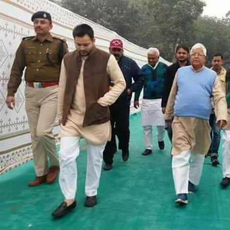 manishchoudhrey's tweet image. तेजस्वी का धर्म संकट!
तेजस्वी यादव आज बिहार की राजनीति में विपक्ष का सबसे बड़ा चेहरा हैं, लेकिन उनकी सबसे बड़ी चुनौती उनके ही पिता लालू प्रसाद यादव की विरासत है। लालू यादव ने सामाजिक न्याय की राजनीति के जरिए वो मजबूत यादव–मुस्लिम वोट बैंक तैयार किया, जिस पर आज भी RJD की नींव टिकी…