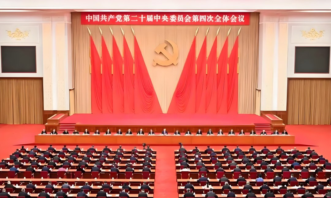 GetHitByStar's tweet image. 全会强调，全党全国各族人民团结起来为实现“十五五”规划而奋斗。坚持以党的自我革命引领社会革命，持之以恒推进全面从严治党，增强党的政治领导力、思想引领力、群众组织力、社会号召力，提高党领导经济社会发展能力和水平，为推进中国式现代化凝聚磅礴力量。