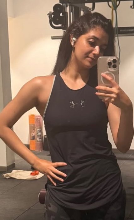 Good morning pups and cuckies 
Mommy has just finished her workout 👠❤️
It's time for the good boi to clean my sweat up 
Tell me why should I select you among the many 🐕s I've got here