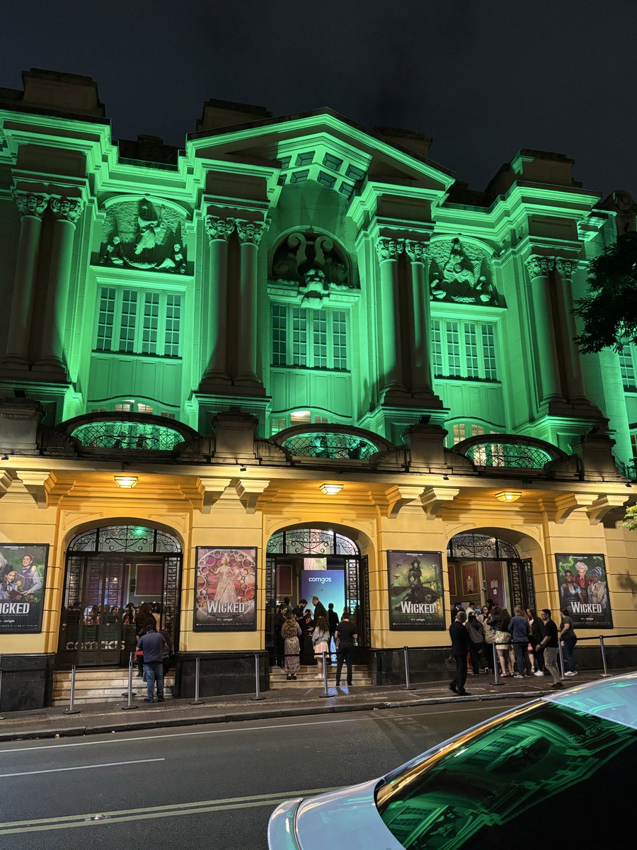 diecode's tweet image. #EuNaPremiereDeWicked 
Wicked mudou toda a minha vida desse ano; conhecer esse universo me fez enxergar e aclamar a arte do teatro musical de forma como eu nunca esperava.
esse ano tive a oportunidade de ir prestigiar esse espetáculo duas vezes; na segunda tive a chance de +