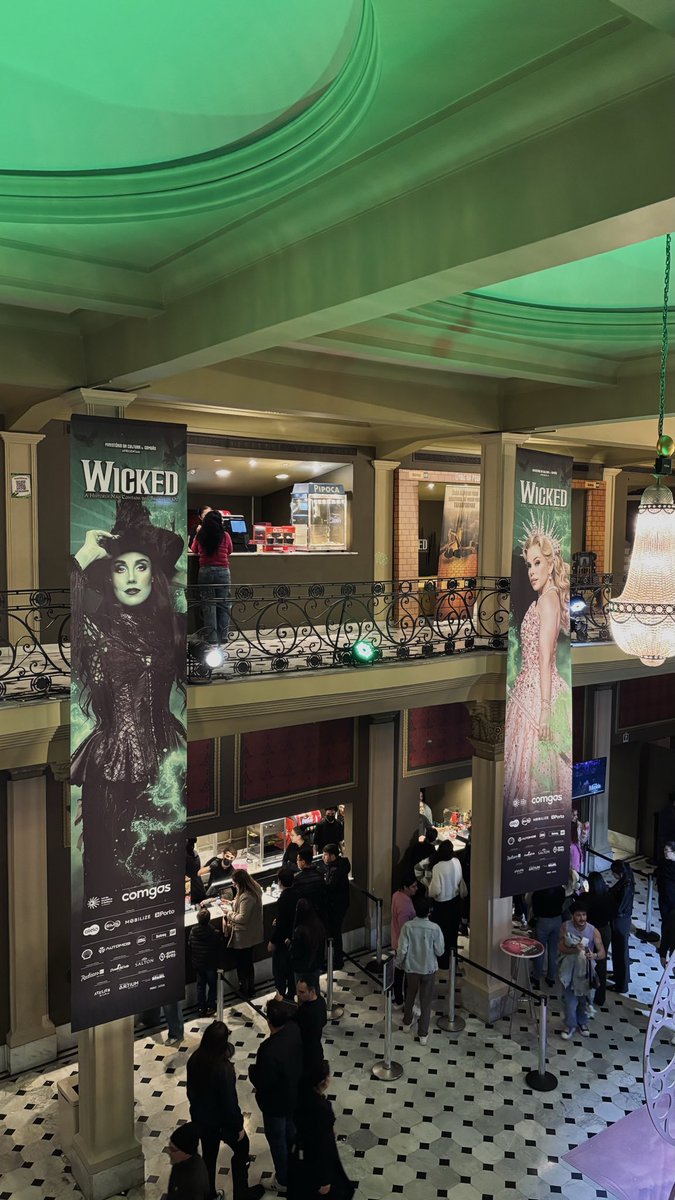 diecode's tweet image. #EuNaPremiereDeWicked 
Wicked mudou toda a minha vida desse ano; conhecer esse universo me fez enxergar e aclamar a arte do teatro musical de forma como eu nunca esperava.
esse ano tive a oportunidade de ir prestigiar esse espetáculo duas vezes; na segunda tive a chance de +