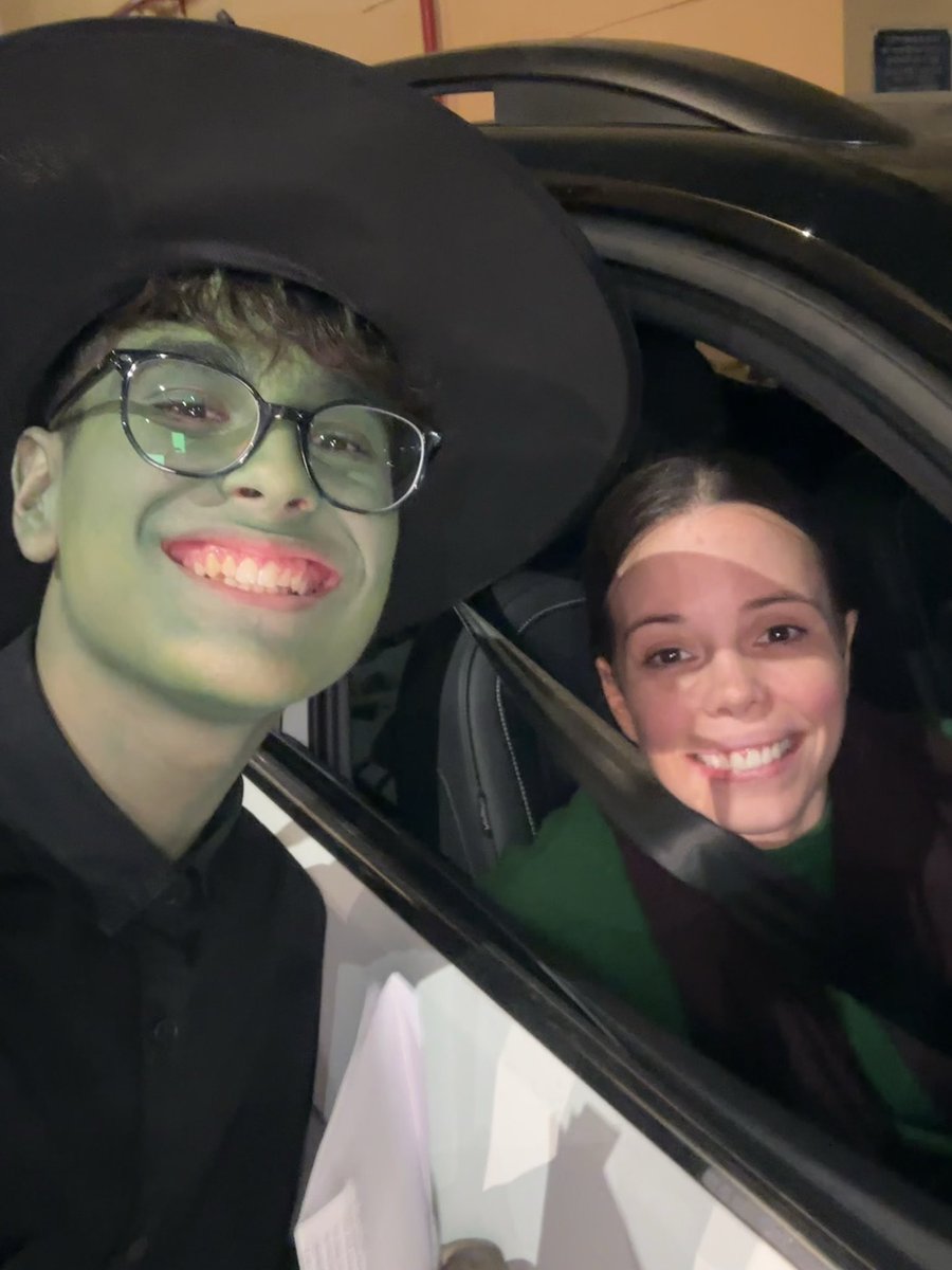 diecode's tweet image. #EuNaPremiereDeWicked 
Wicked mudou toda a minha vida desse ano; conhecer esse universo me fez enxergar e aclamar a arte do teatro musical de forma como eu nunca esperava.
esse ano tive a oportunidade de ir prestigiar esse espetáculo duas vezes; na segunda tive a chance de +