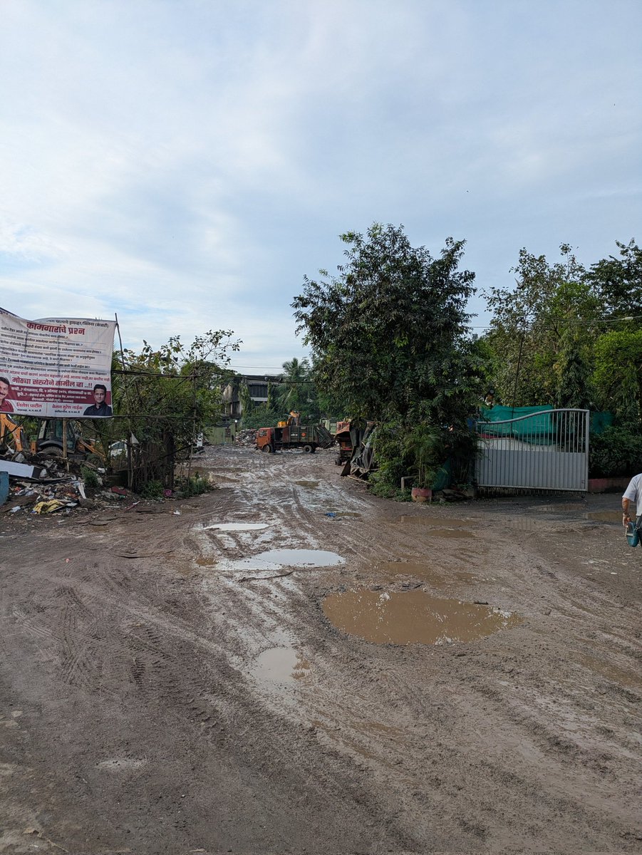 New dumping ground came up on station rd nr #ashford bldg #Nahur W posing safety concerns amng resi of arnd 15 highrises nrby. Garbage trucks parked on station rd n taking sharp u turn from flyover is a safety hazard too <a href="/mybmc/">माझी Mumbai, आपली BMC</a> <a href="/mybmcWardT/">Ward T BMC</a> <a href="/mulund_info/">मुलुंड info</a> <a href="/mihirkotecha/">Mihir Kotecha (Modi Ka Parivar)</a> <a href="/SDPatil_16/">Sanjay Dina Patil</a>