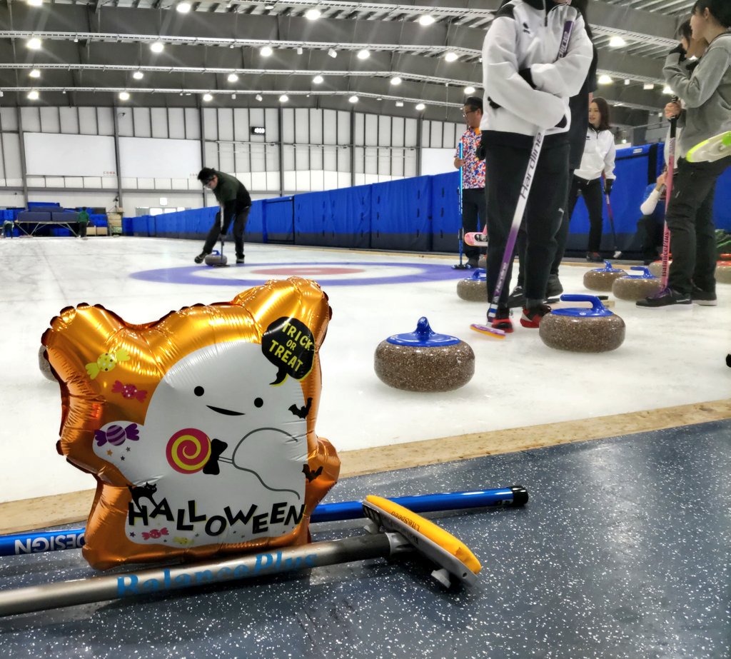 HappyHalloween🎃

10月26日(日)ハロウィン仕様の #関空アイスアリーナ でOCCの🥌練習会を行いました

🥌に興味を持った可愛いオバケ👻さんも遊びにきてくれて、賑やかで楽しい練習会になりました😁

#大阪カーリングクラブ
#カーリング
#泉佐野市