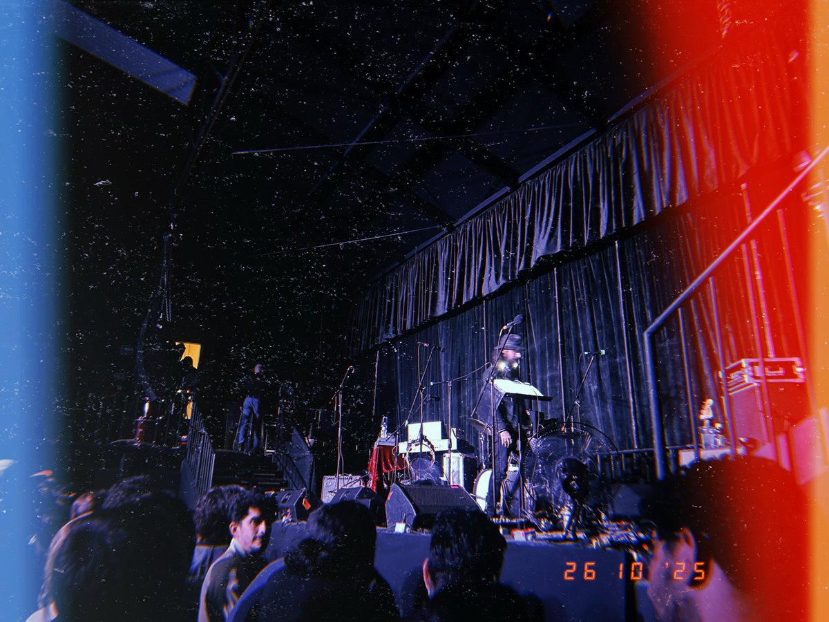 Dijeron que BJM salía 20:30pm y ya son las 21:15pm (que no se pierda la bonita costumbre de la impuntualidad en los rockeros, je!)