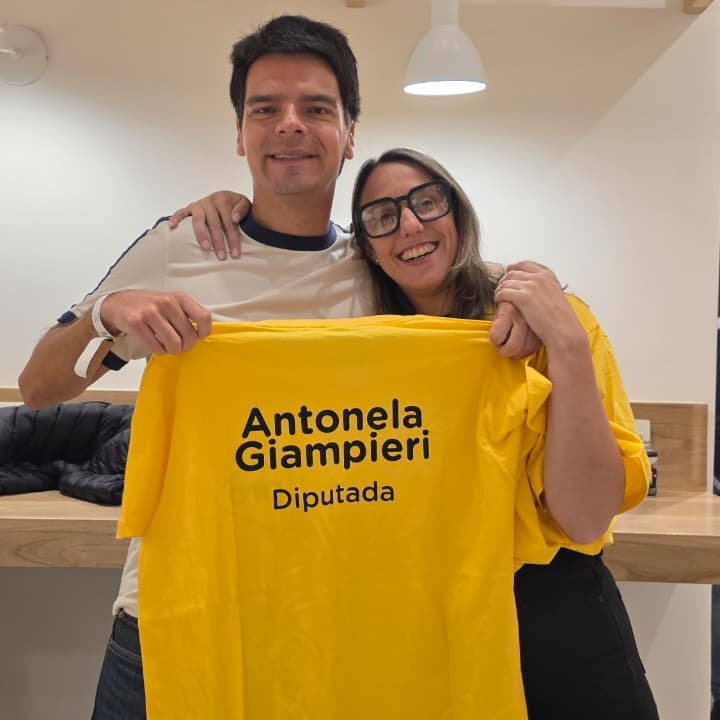 Un paso más hacia un país que deja atrás al kirchnerismo y mira al futuro con esperanza. ¡Felicitaciones, <a href="/antogiampieri88/">Anto Giampieri</a> y @deandreis por ser electos diputados nacionales!