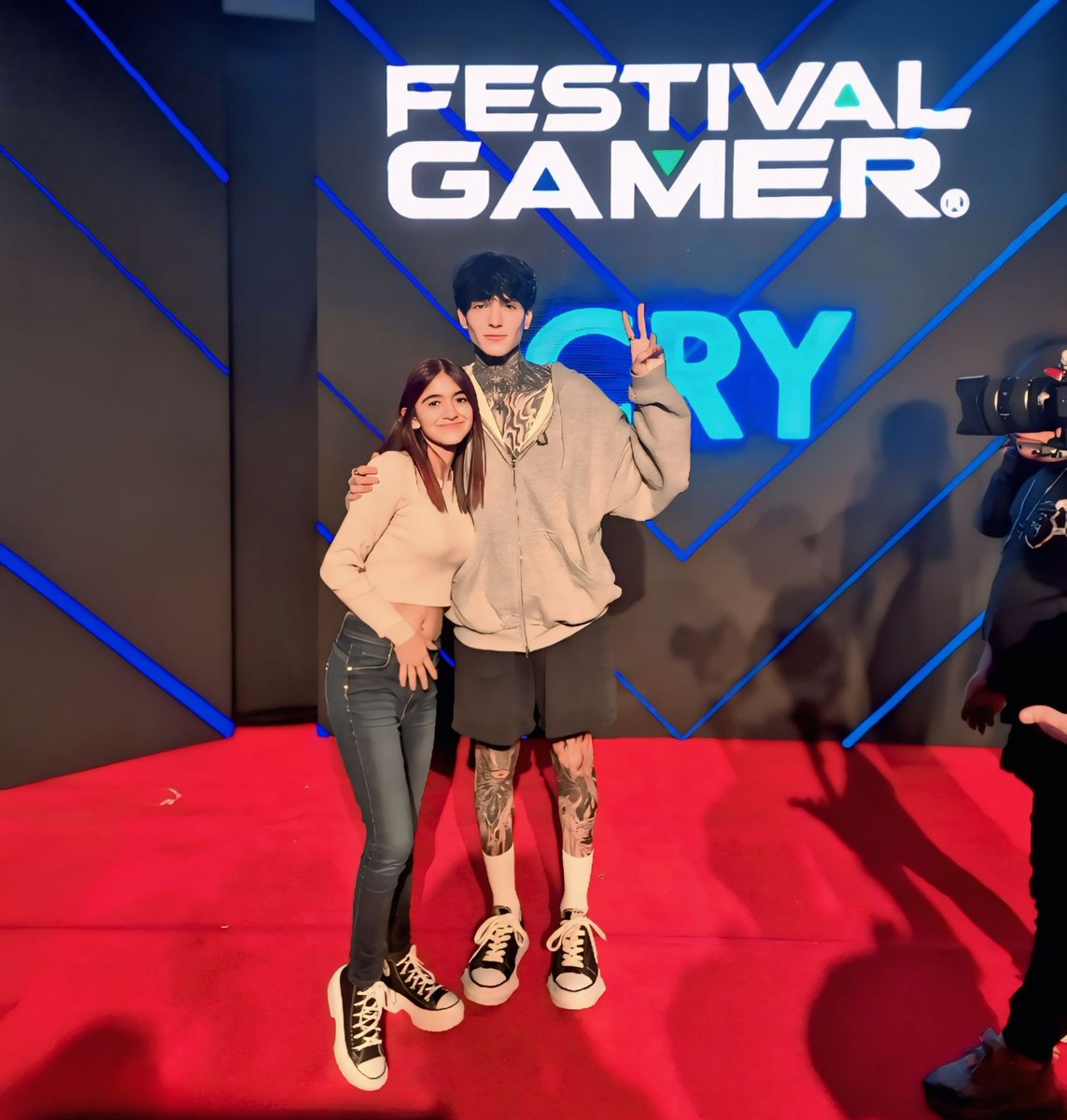 inyimll's tweet photo. Nunca me imaginé este momento, no pasaba por mi mente, lo veía algo muy lejano... es un sueño hecho realidad, conocí a @xCryboy 😭❤️‍🩹 ustedes no tienen idea y no se pueden imaginar el nivel de emociones que manejo en estos momentos, gracias por todo Edward https://t.co/2X2uCLSkei