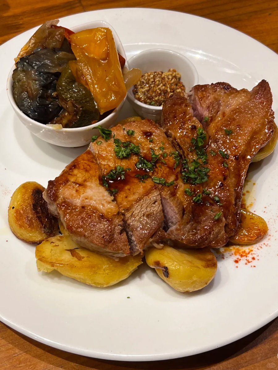 皮はカリッ、中は卵とクリームが溶け合ったやわらかい体です。パプリカとソーセージが入っていて、塩の香りが濃厚で、なんだかスフレを食べているようで大満足です😍