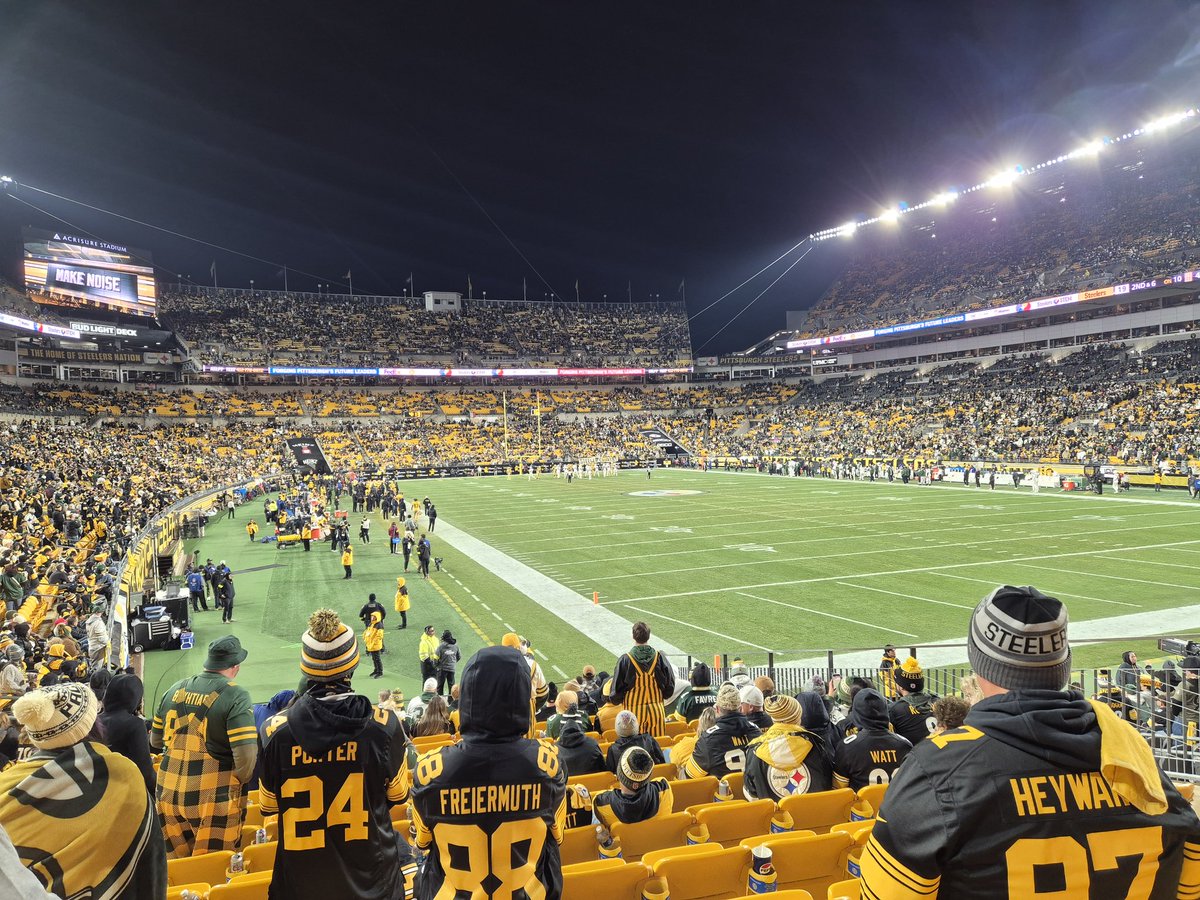 stevhale's tweet photo. We can see you snesking out haooo #GoPsckGo @packers @ukpackers https://t.co/Nh0nhhp6Oc