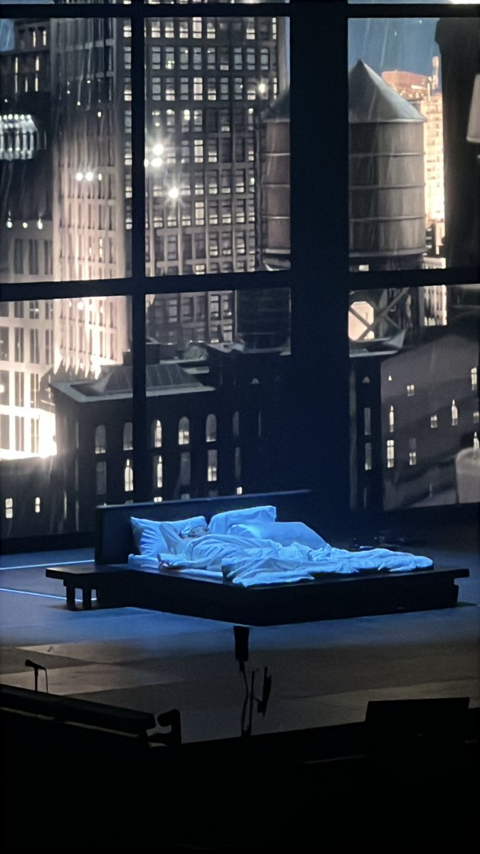 lwtsigns's tweet photo. rauw alejandro se quedó dormido en su concierto https://t.co/NzcNzyulOQ