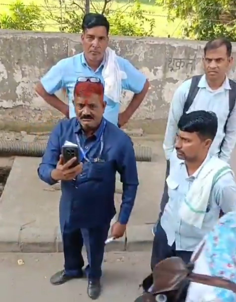 यह डीटीसी विभाग का कर्मचारी है दो महीने से इसकी शिकायते आ रही है यात्रियों से जबरदस्ती जुर्माना करना अभर्द व्यवहार  कंडक्टरो गाली देना रिपोर्ट बनाने की धमकी देना 2000रु की मांग करना आदि.इसको जल्द से जल्द निलंबित किया जाएं
OKD
<a href="/CMODelhi/">CMO Delhi</a> <a href="/p_sahibsingh/">Parvesh Sahib Singh</a> <a href="/drpankajbjp/">Pankaj Kumar Singh</a> <a href="/dtchq_delhi/">Delhi Transport Corporation</a>