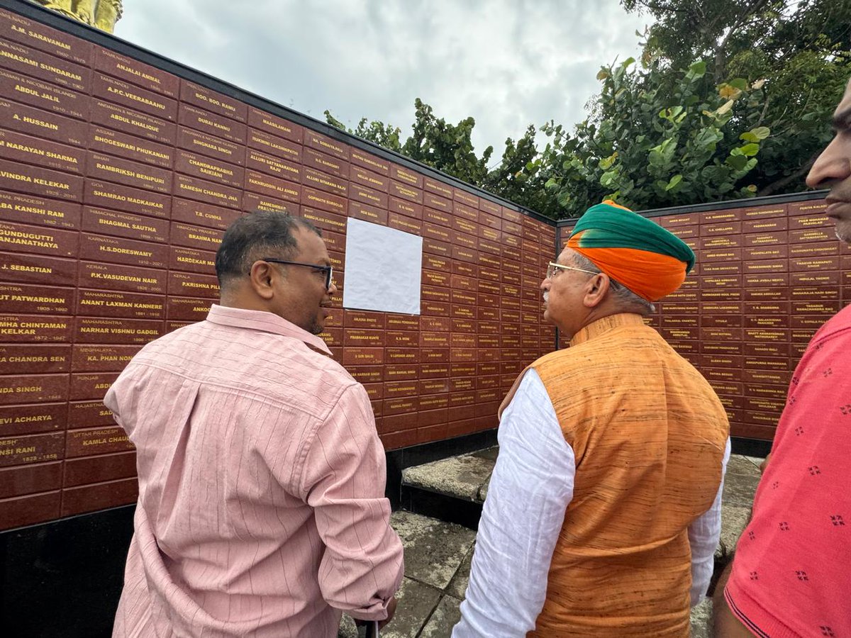arjunrammeghwal's tweet photo. आज पुदुच्चेरी में प्रात: काल भ्रमण के दौरान ‘ट्रिब्यूट वॉल’ पर भारत की स्वतंत्रता संग्राम में अपना सर्वस्व समर्पित करने वाले अमर वीरों को नमन कर श्रद्धांजलि दी।
#Puducherry #TributeWall https://t.co/H7gbL2n1cb