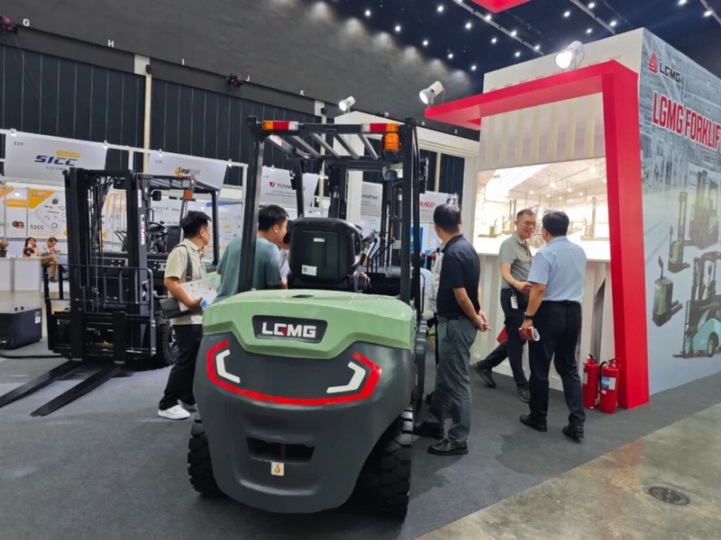 caterbechina's tweet image. ⚡ LGMG stole the spotlight at #LogiMAT Southeast Asia 🇹🇭
Showcasing new electric forklifts (CPD20–35), stackers &amp;amp; pallet trucks 💪
Zero emissions 🌱 | Low noise 🔇 | Fast charging ⚡
Driving green innovation in material handling!
#LGMG #electricforklift #logistics #innovation