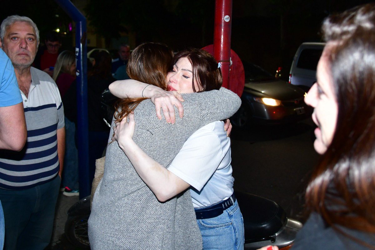 NO NOS HAN VENCIDO ✌🏽

El peronismo siempre tendrá como objetivo la felicidad del pueblo argentino, y esa convicción no depende de una elección: depende de la historia, y de nuestro compromiso.🇦🇷

Gracias a los vecinos y vecinas, militantes, fiscales, a todas y todos los