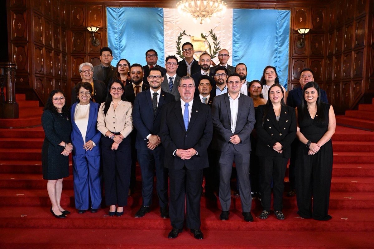 El semillero mayor <a href="/BArevalodeLeon/">Bernardo Arévalo</a> le pidió ayuda a la comunidad internacional, a los guatemaltecos, a las guatemaltecas, a los ministros, a las ministras, a los diputados y a las diputadas
—pero se le olvidó pedirle ayuda a Dios, quien vela y cuida de esta bella patria.

#OnFire
