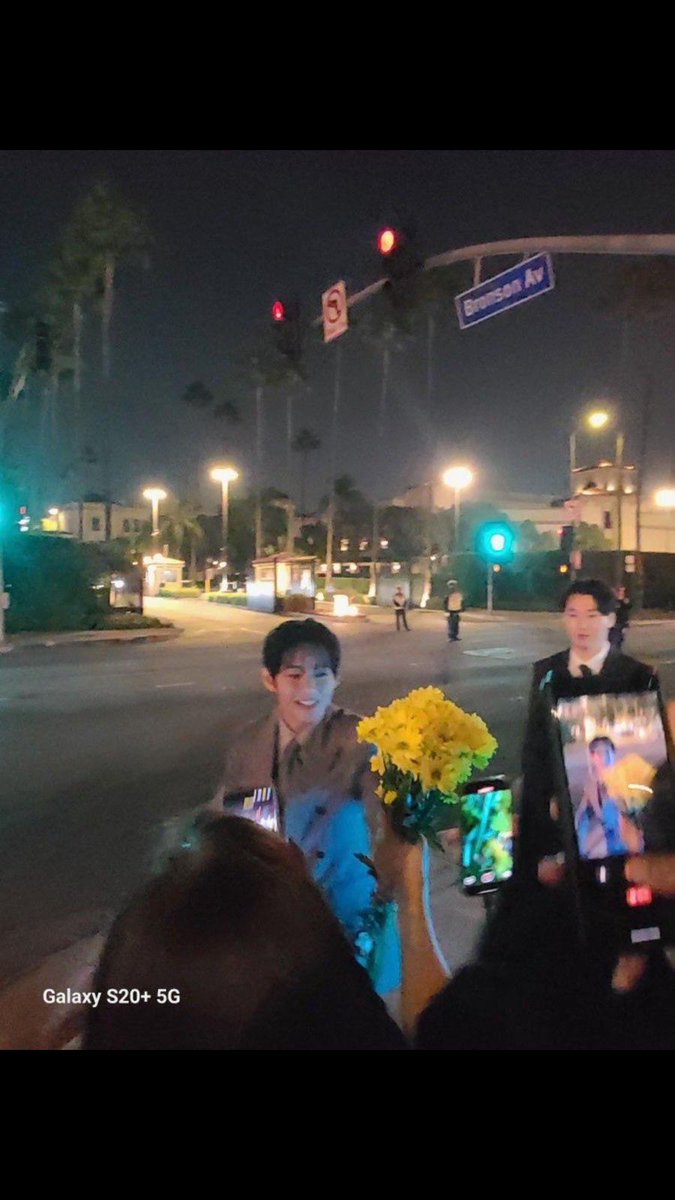Taecrewchile's tweet photo. @theultimatedodo Kim Taehyung is always kind and respectful even to those who hate him. 

V AT VOGUE WORLD 
#VxVogueWorldHollywood  #TaehyungxVogueWorld 
#VogueWorld https://t.co/jQqjhNCdJx