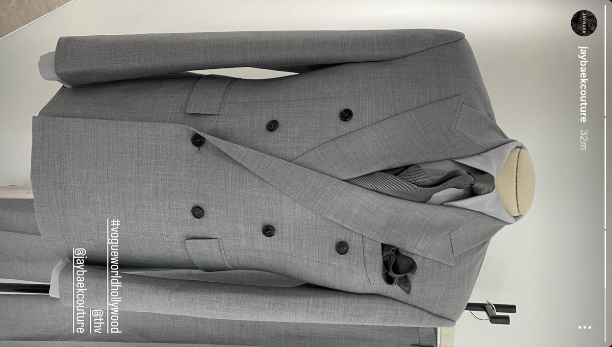 thvdiaries's tweet image. ...coat resembling the curves of hanbok...hidden detail to his gray suit look... wearing a watch imported from overseas 120 years ago, during the reign of King Gojong. 

we love an artist who knows how to honor his roots!