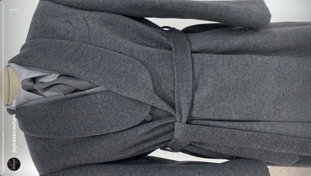 thvdiaries's tweet image. ...coat resembling the curves of hanbok...hidden detail to his gray suit look... wearing a watch imported from overseas 120 years ago, during the reign of King Gojong. 

we love an artist who knows how to honor his roots!