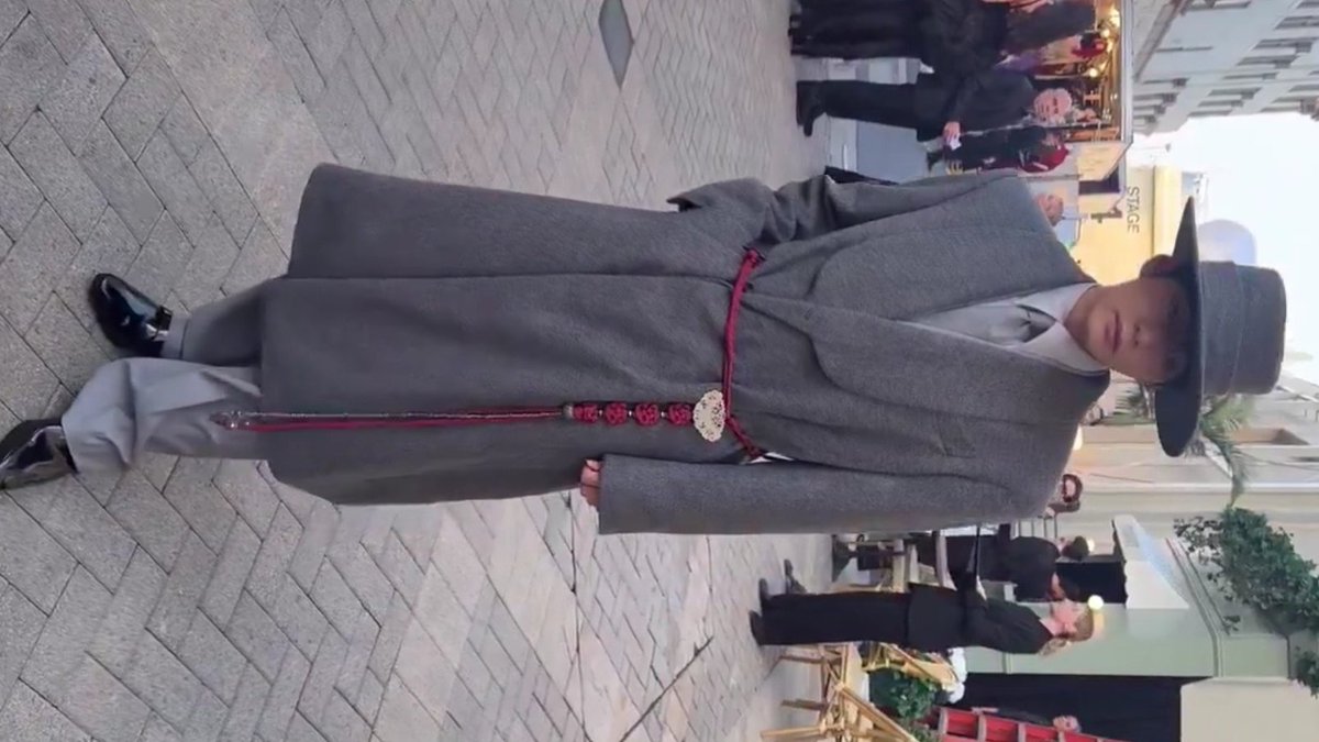 thvdiaries's tweet image. ...coat resembling the curves of hanbok...hidden detail to his gray suit look... wearing a watch imported from overseas 120 years ago, during the reign of King Gojong. 

we love an artist who knows how to honor his roots!