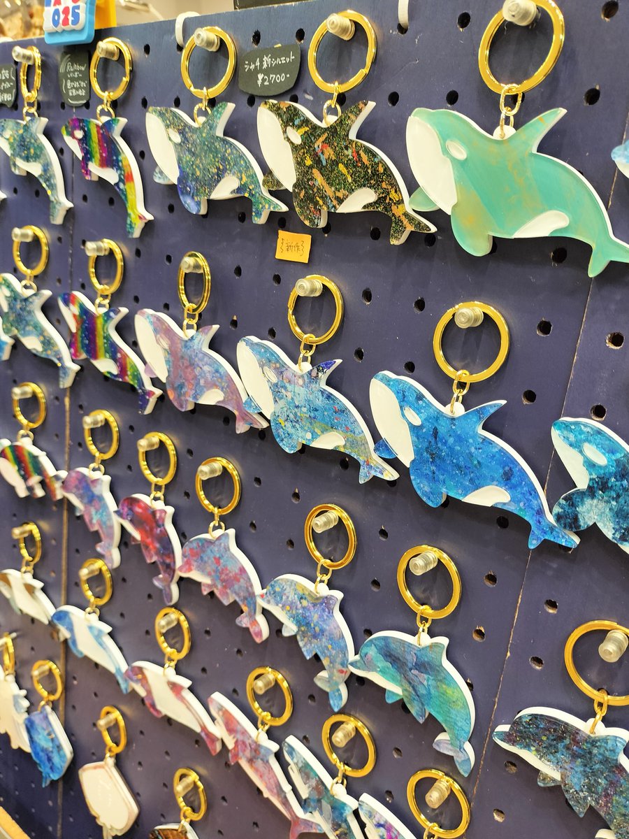 海の生き物×色彩 手塗りした板の中から切り取られたカラフルなパーツを