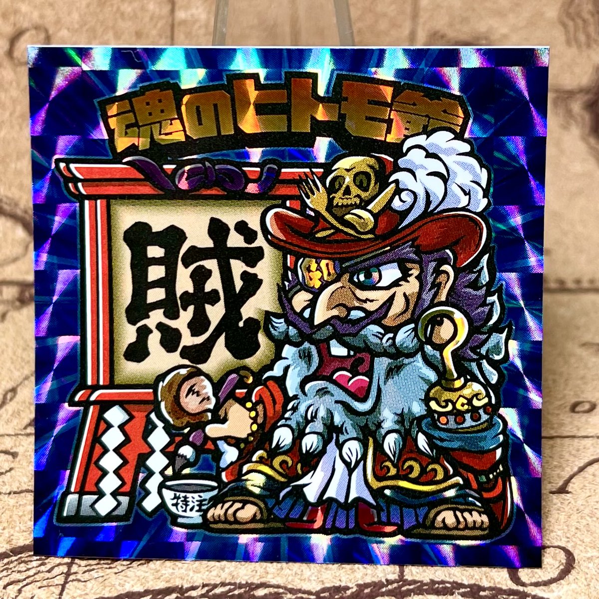 Go_Go_cook's tweet image. 話題のヒトモ爺に、ついにクック船長バージョンが登場！⚓️

デザインを手掛けてくださった MOUNTAIN GLAPHICS（@MOUNTAINGRAPHIC） さん、そして制作に関わってくださった皆さま、本当にありがとうございます！！

ぜひ、みなさんと交換させていただけたら嬉しいです🏴‍☠️

 #自作シール
 #魂のヒトモ爺