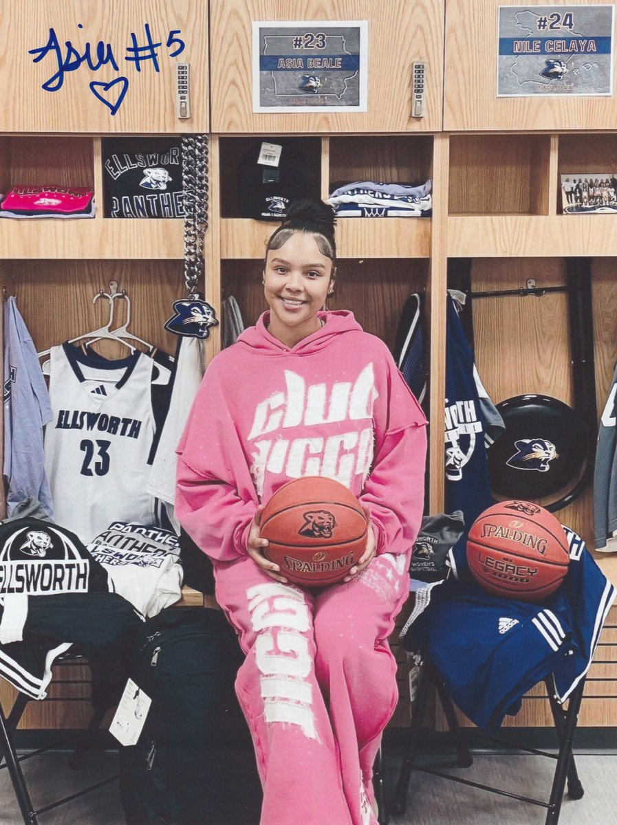 MikeSorenson1's tweet photo. A huge shout out to one of my favorite basketball players of all-time, Asia Beale.  She autographed a couple of photos today at Ellsworth Community College! @BealeAsia2323 @HawkGirlsBball @MoPhenomIOWA @AthleticsECC @BruceDall131 #Respect https://t.co/Cr0wyUn19f