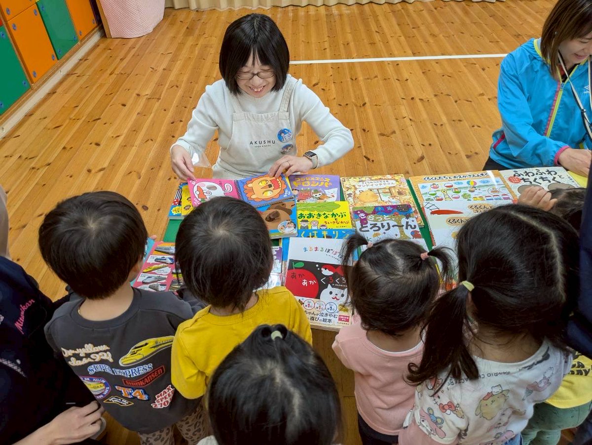 akushu_books's tweet photo. 本日、74回目の「あの子へのギフト」本の贈呈を行いました🎁

贈呈先は、認定こども園三谷館様です。

３、４、５歳の子どもさんたちが贈呈式に参加してくださいました。

絵本の紹介をしているときのワクワクした瞳と歓声がとても印象的な時間となりました。

またお礼にと似顔絵入りのお礼状をいただきました。
見れば見るほど癒されるイラストで準備してもらった時間を考えると本当に嬉しく思います。
店頭にて早速飾らせていただきました。

改めまして、ご支援頂いている皆様に心から感謝申し上げます。