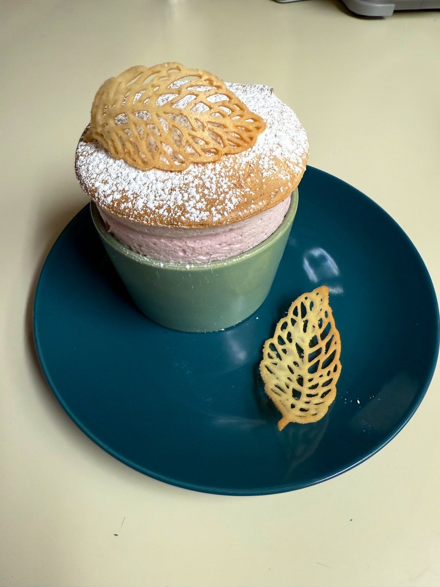 foxeuphoria's tweet image. My evening project, raspberry soufflé with tuile leaves!

So delicious.