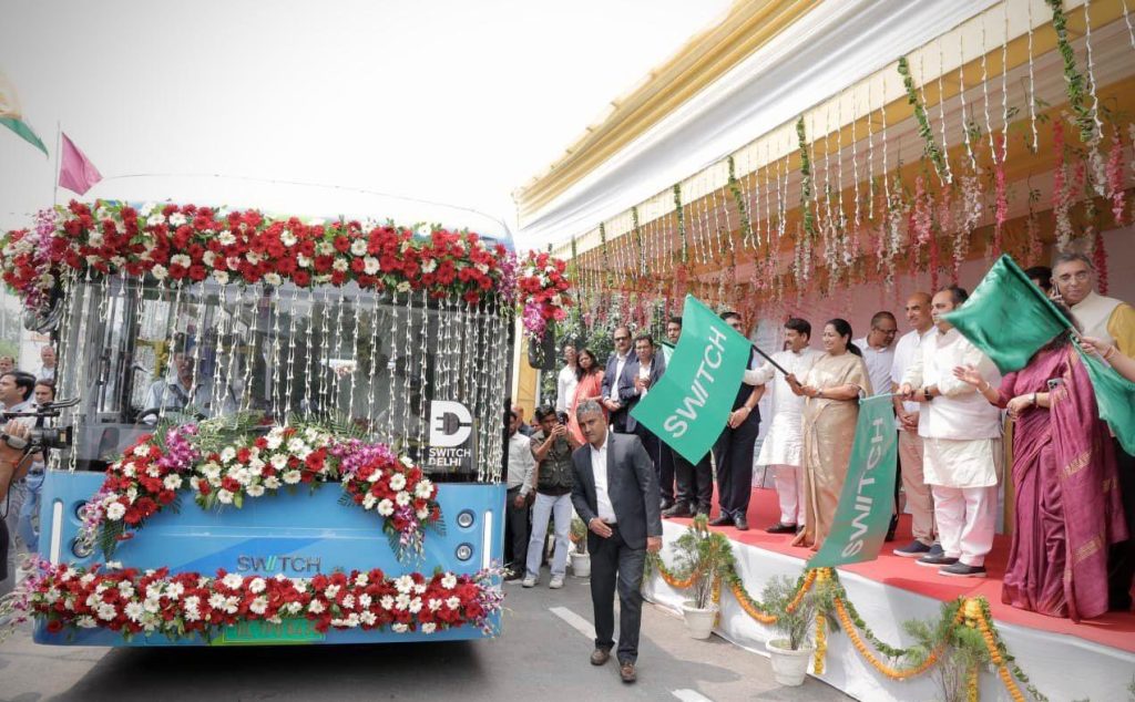 सालों बाद दिल्ली के कॉलेज छात्रों के चेहरे पर सच्ची मुस्कान लौटी है!
मुख्यमंत्री रेखा गुप्ता द्वारा शुरू की गई U-Special बस सेवा ने DU के छात्रों के सफर को आसान, सुरक्षित और आरामदायक बना दिया है।
इलेक्ट्रिक और एसी बसों में CCTV कैमरे व पैनिक बटन जैसी सुविधाओं से छात्र खुद को