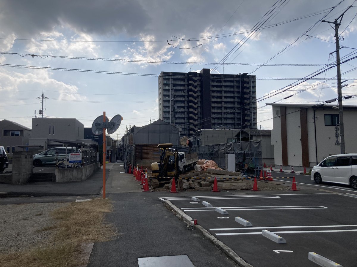 本日もオープンしました
12:30-18:00.

呑気に朝昼ご飯食べてたら、
しっかり遅刻開店になっちまいました。
いつも行く洋食屋さんから、
ついにマッチを貰って。

今日ものんびり営業です。