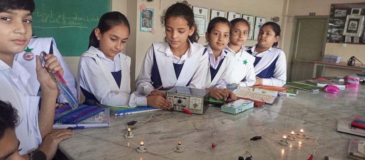 Modernage7's tweet image. Grade 4 students visited the physics lab to learn about electric circuits, current flow, switches, and the difference between series and parallel circuits.
#ElectricCircuits #Learning #Practical #Lab #GirlsCampus #Modernage #Pakistan