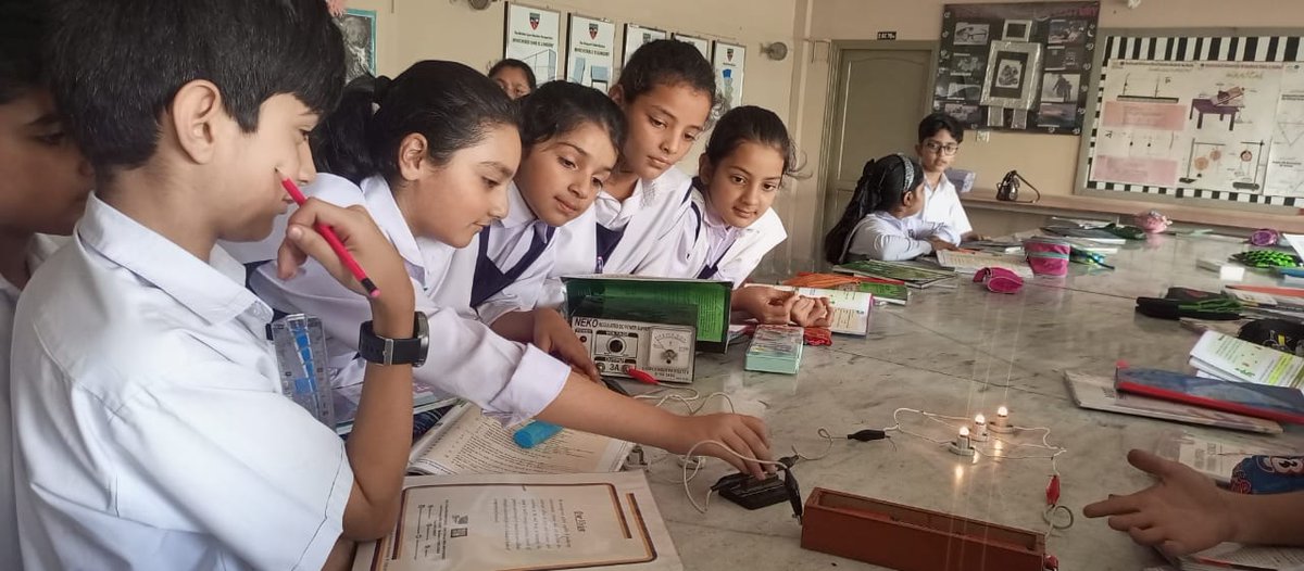 Modernage7's tweet image. Grade 4 students visited the physics lab to learn about electric circuits, current flow, switches, and the difference between series and parallel circuits.
#ElectricCircuits #Learning #Practical #Lab #GirlsCampus #Modernage #Pakistan