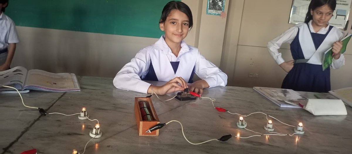Modernage7's tweet image. Grade 4 students visited the physics lab to learn about electric circuits, current flow, switches, and the difference between series and parallel circuits.
#ElectricCircuits #Learning #Practical #Lab #GirlsCampus #Modernage #Pakistan