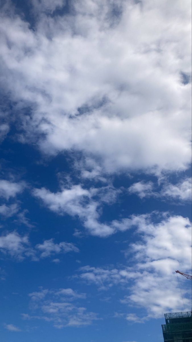 土曜日延期になった子の運動会。
今日が予備日💦

仕事で行けない〜残念。と後ろ髪引かれながら出勤したら
「まだ有休余ってるんだから行って来な！」とスタッフに言ってもらい、急遽午前休みを取れることに🙌

ありがたき御心に感謝しつつ、運動会観てきました(^^)

さーて。午後から出勤だーい。