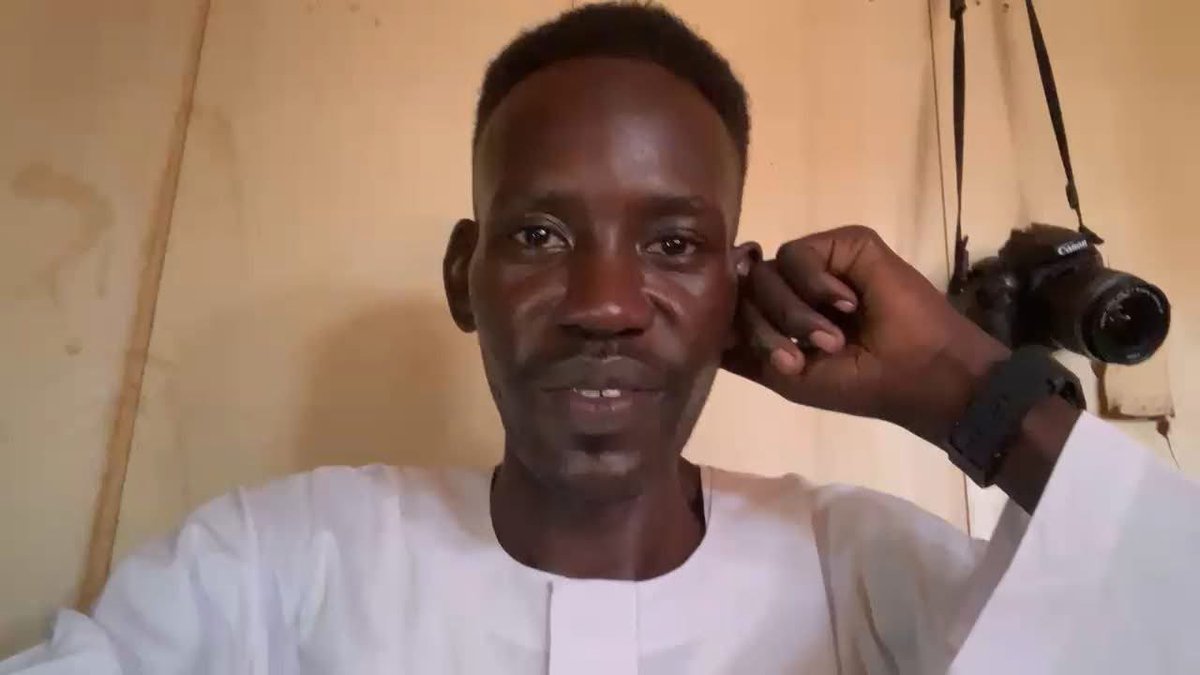 diaabilalr's tweet image. لو أن هناك صحفياً يستحق جائزة عالمية في ممارسة مهنته في أخطر مناطق العالم، بكل أخلاقية وتجرد وثبات واتزان، لكان هو الشاب معمر إبراهيم.

فعلى الرغم من الجوع والمعاناة التي انعكست على ملامحه، ونقصان وزنه، وشحوب وجهه، ورغم أن الموت كان يحيط به من كل جانب، ظلّ بصوته الواثق ينقل…