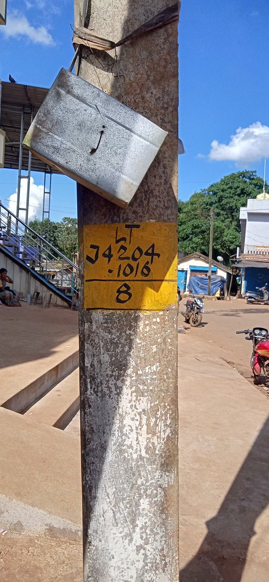 shan92648's tweet image. ବିପଦ ସଙ୍କୁଳ ଅବସ୍ଥାରେ ବିଦ୍ୟୁତ୍ ଖୁଣ୍ଟ ପାଖକୁ ଲାଗି ୩ଟି ବିଦ୍ୟୁତ୍ ଖୁଣ୍ଟ ରହିଛି ତାର ସବୁ ସୋର୍ଟ ହେଉଛି LTJ 204-1016/8 ପୋଲ ଭାଙ୍ଗି ଯାଇଛି ବିଦ୍ୟୁତ୍ ପୋଲକୁ ହଟେଇବା ଓ ହାତ ପାହାନ୍ତା ତାର ଉପରକୁ ଉଟେଇବାକୁ @TPSouthOdisha ଅନୁରୋଧ @CMO_Odisha @KVSinghDeo1 @EnergyOdisha @SecyChief @JanaSunani @koraputdm