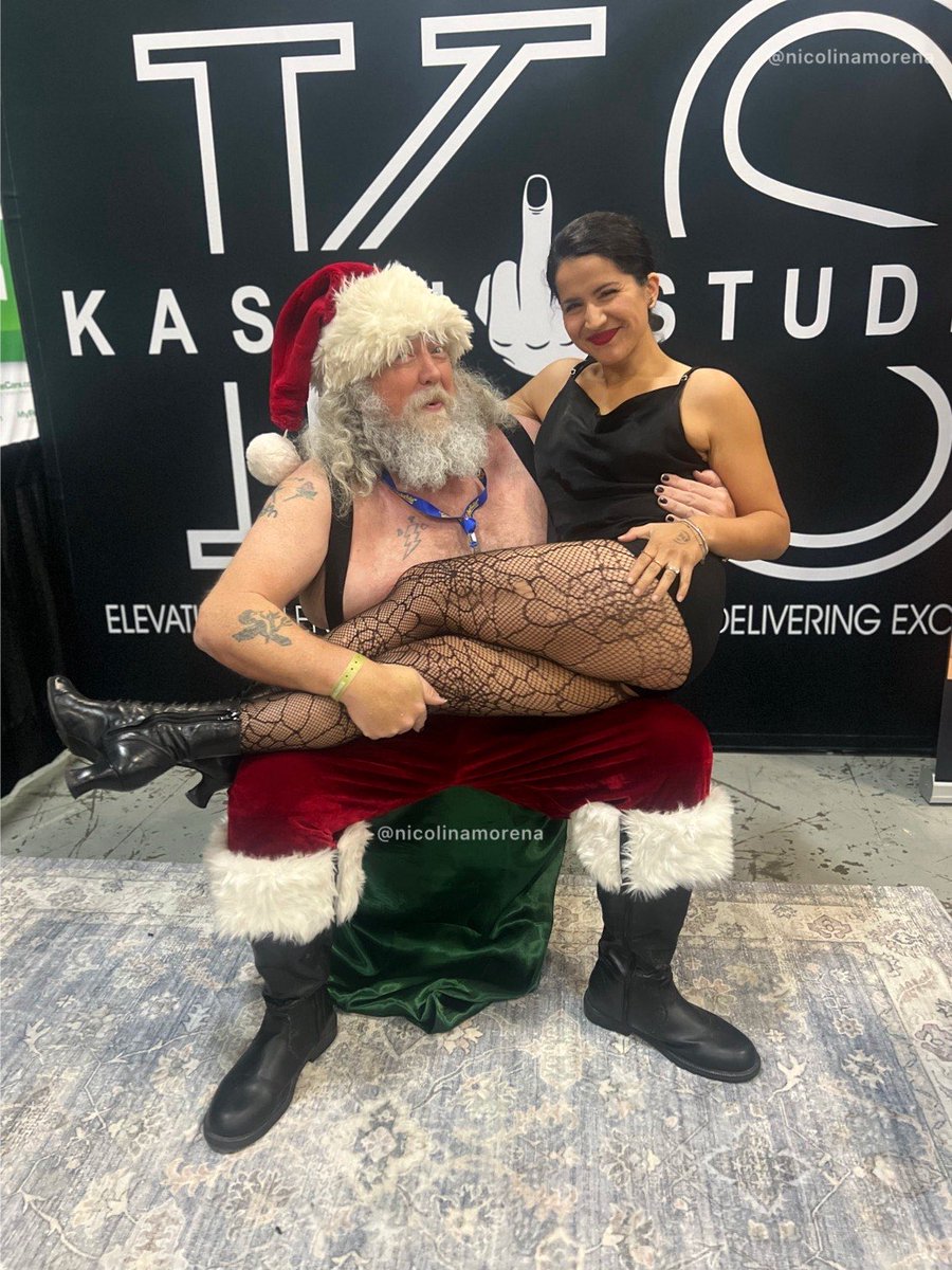NicolinaMorena's tweet photo. Thank you @realloyalfans for my ticket to the @EXXXOTICA expo this weekend. I met gorgeous and talented content stars like @LizRiverModel, @LessDeadStudio and @nawtylistsanta. Also had an unforgettable motorboat from @rebelrie. Big fan of a dungeon ☠️ https://t.co/xemjynWAUK