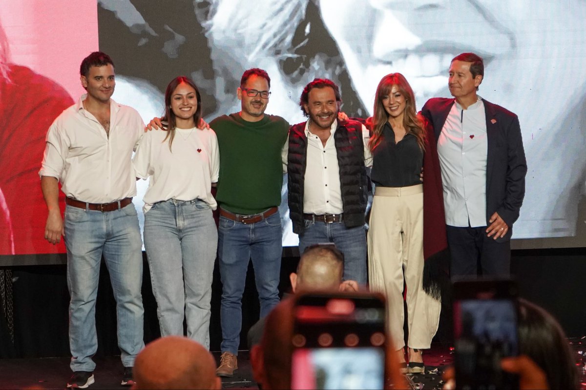 ricardo_villada's tweet photo. Los salteños volvimos a demostrar que tenemos voz propia y que no necesitamos ni permitiremos que desde Buenos Aires nos digan qué pensar o cómo votar.

Agradezco profundamente a cada uno de los salteños que acompañaron en esta elección, confiando en el proyecto netamente salteño que lidera el gobernador @GustavoSaenzOK, y que pone Primero a los Salteños. 

@FlaviaRoyon como senadora y Bernardo Biella como diputado nacional, son un paso firme hacia una representación que defienda verdaderamente los intereses de nuestra provincia y a su gente.

Este resultado reafirma lo que nuestro gobernador viene sosteniendo con fuerza y coraje: que #Salta no se presta a la disputa nacional, tenemos dignidad y convicción para decidir por nosotros mismos. 

Él tuvo la valentía de poner siempre primero a los salteños, de acompañar la legitimidad de lo que eligen los ciudadanos, pero sin ser servil a los dirigentes nacionales.

Hoy los salteños rompieron con la polarización que quisieron imponer en la provincia y más que nunca, #Salta marca un camino propio, con identidad, con valentía y con compromiso por nuestra tierra y nuestra gente.

#PrimeroLosSalteños ♥️🖤