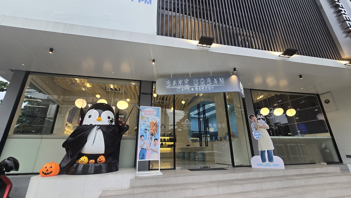 เมื่อวานวันอาทิตย์ทำธุระเสร็จแวะไปซื้อขนมร้านน้องแดนก่อนกลับบ้าน ตอน5.30pm (ห้าโมงครึ่งเย็น) ไม่มีคนเลย...แบบเล๊ยยยยยยย แอร์หนาวมาก แถมได้ขนมที่อยากกินกลับมาด้วย 🥰
#BakeUrban