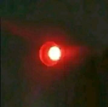 #نصيحة عند المبيت في اي فندق أطفئ ضوء الغرفة لتصبح مظلمة وبعدها قم بتشغيل كاميرا هاتفك وقم بمسح كلي للغرفة 
أي كاميرا مخفية موجودة في الغرفة مهما كانت صغيرة ستظهر على شكل نقطة حمراء في شاشة الهاتف 
نصيحة لوجه الله 
..
..

باختصار كاميرات الهاتف تكشف لك كاميرات التجسس 
والاشعة تحت