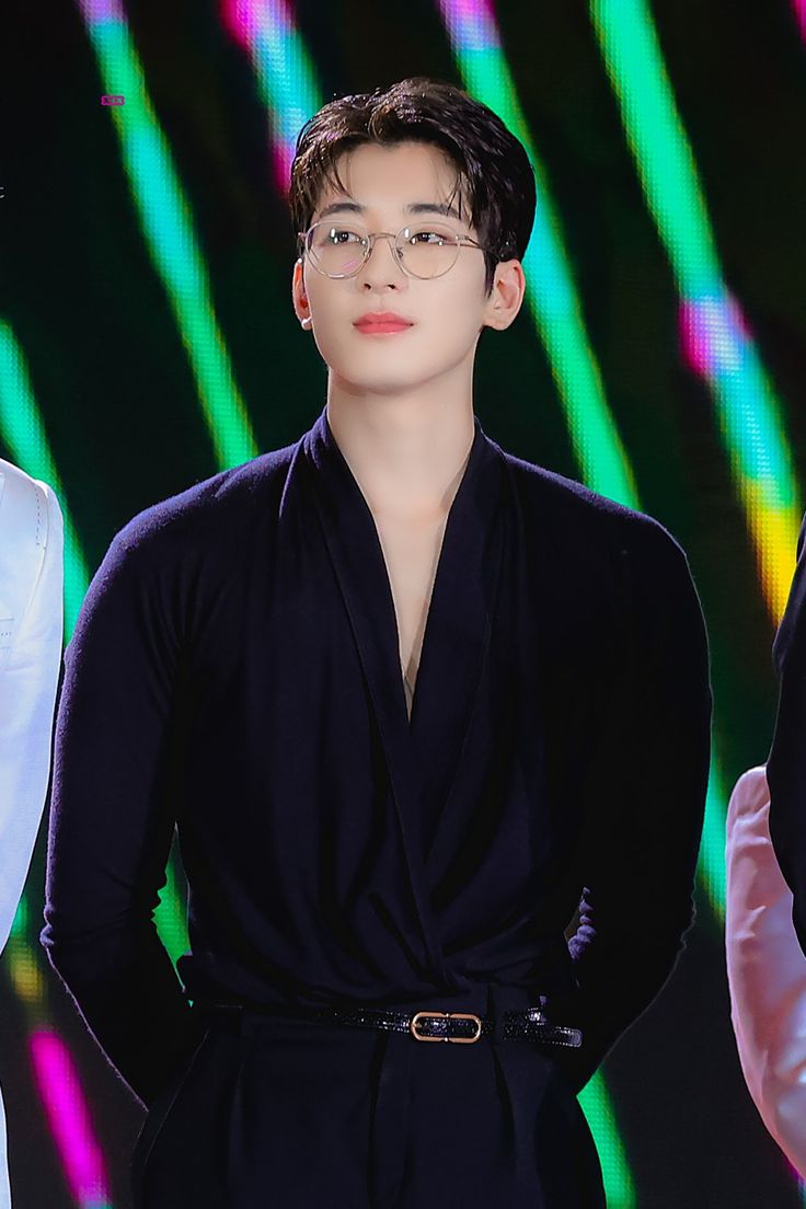 I know I have A TYPE since day one asdghjkl wore glasses on stage and that slutty waist omg thank you infold for supporting my Zayne-so Wonwoo coded agenda 😭😭😭
