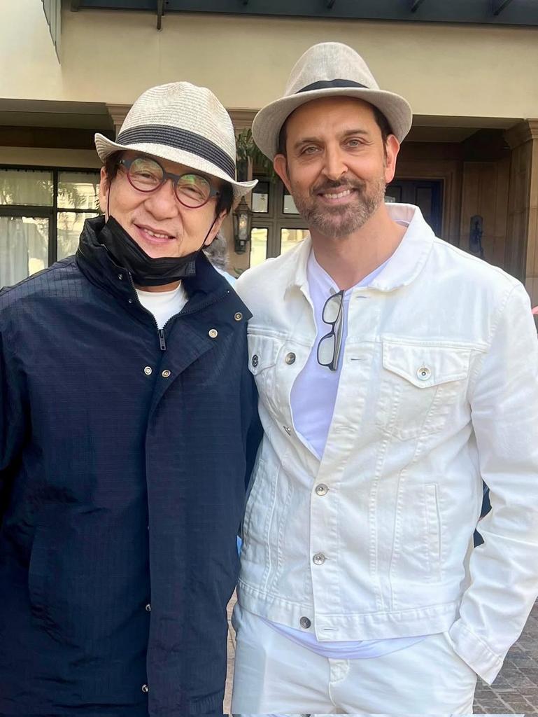 filmfare's tweet image. When Krrish met Kung Fu! 🕺🏻

#HrithikRoshan strikes a pose with the legendary #JackieChan. 😍

#Celebs