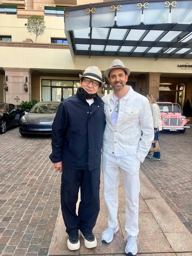 filmfare's tweet image. When Krrish met Kung Fu! 🕺🏻

#HrithikRoshan strikes a pose with the legendary #JackieChan. 😍

#Celebs
