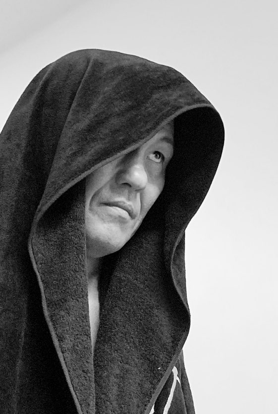 suzuki_D_minoru's tweet image. 昨日、古いプロレス記者に会った。どうやら彼は頭の中が90年代で止まっている様だ。2025年の今と昔を比べて…結局何を言いたいのか全然わからなかった。今を生きるのに必要なのは、いま目の前にあるモノをブチ破って前に進むこと。今と闘うこと。振り返って懐かしんだり、そんなヒマはオレにはない。比…