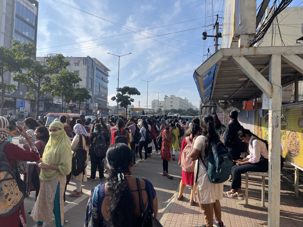 vsn369's tweet photo. ఈ ప్రదేశం మియాపూర్ x రోడ్ లో గల గండి మైసమ్మకి వెల్లే బస్ సమయం 8.15 am. కాలేజీ students ఉద్యోగులు మహిళలు,తగినన్ని బస్సులు లేక ఇబ్బందులు పడుతున్నారు. దయచేసి అధికారులు తగిన చర్యలు తీసుకోవాలని ప్రయాణికులు కోరుతున్నారు https://t.co/OSZUEXDIuM