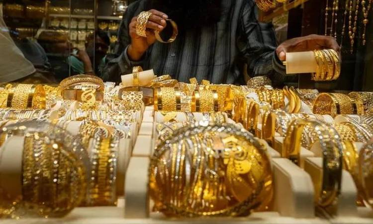 الذهب يتراجع مؤقتا اليوم الإثنين.. والصاغة يوجهون نصائح ذكية للمستثمرين 
