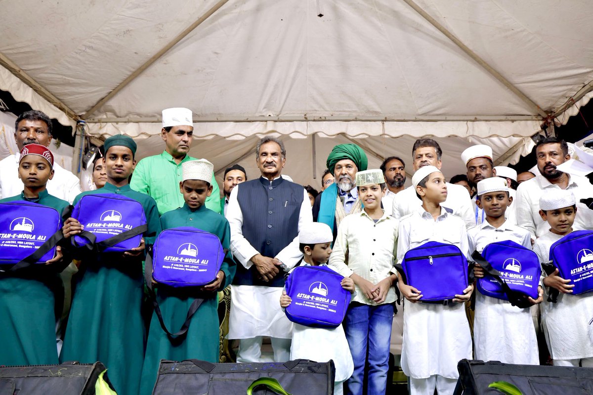 thekjgeorge's tweet photo. It was a blessed feeling to be part of Jashne Rasool E Azam and Jashn E Ghousul Wara programme at #HBRLayout, Bengaluru.
The gathering was marked by heartfelt prayers and community unity in celebration of the #Prophet’s life and message.
ಬೆಂಗಳೂರಿನ ಹೆಚ್ಬಿಆರ್ ಲೇಔಟ್ನಲ್ಲಿ ನಡೆದ ಜಶ್ನೆ ರಸೂಲ್ ಇ ಅಜಮ್ ಮತ್ತು ಜಶ್ನ್ ಇ ಘೌಸುಲ್ ವಾರಾ ಕಾರ್ಯಕ್ರಮದಲ್ಲಿ ಭಾಗವಹಿಸಿದ ಅನುಭವ ಬಹು ಹೃದಯಗಮವಾಗಿತ್ತು.
ಪ್ರವಾದಿಯವರ ಜೀವನ ಮತ್ತು ಸಂದೇಶವನ್ನು ಆಚರಿಸುವ ಈ ಕಾರ್ಯಕ್ರಮವು ಹೃದಯಸ್ಪರ್ಶಿ ಪ್ರಾರ್ಥನೆಗಳು ಮತ್ತು ಸಾಮುದಾಯಿಕ ಏಕತೆಯಿಂ�� ಕೂಡಿತ್ತು.
@INCKarnataka